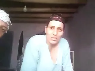 阿拉伯成熟的女同性恋戴着穆斯林头巾做爱