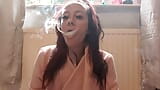 Jolie en rose Kitty fume et vape avec son rouge à lèvres snapshot 4