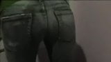 Chica caliente tirándose pedos en jeans - ¡le encanta el olor! snapshot 1