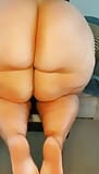 СЛИТЫЕ В СЕТЬ ВИДЕО!! Милфа-толстушка трясет своей гигантской задницей перед камерой snapshot 6