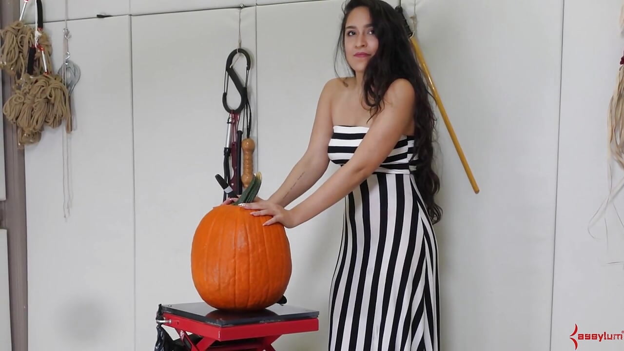 Xaya Lovelle flogged then analized