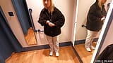 Französisches blondes teen mit dickem arsch von 2 fremden beim stehlen erwischt und in den arsch in einer umkleidekabine gefickt!! snapshot 3