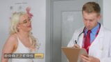 Gina Varney doktoruna özensiz bir oral seks yapıyor ve ona salyanın seks için harika olabileceğini gösteriyor - brazzers snapshot 4