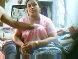 Indienne mature aux seins énormes snapshot 1