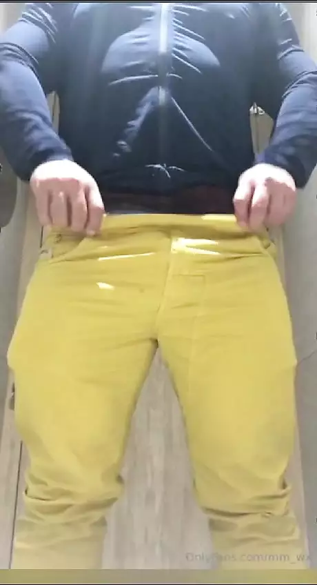 在公共更衣室玩耍 | xHamster