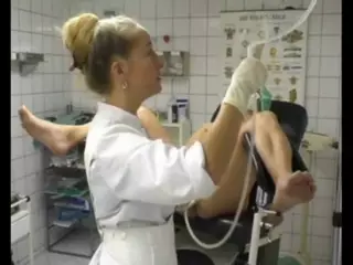 Yalangoch qiz chalqancha yotibdi