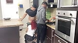 Esposa e seu marido cozinhando, mas Ops, seu amigo apalpa sua esposa ao lado do NTR Netorare NTR snapshot 5