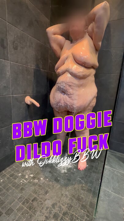 Grandota en perrito con consolador en la masturbación con oohhlizzybbw