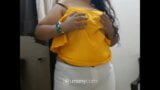 Indisch kantoormeisje stript voor haar baas tijdens een videogesprek snapshot 2