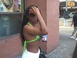 Saniya носит просвечивающийся топ бикини на публике! snapshot 1