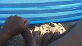 Großer Schwanz, Handjob am Strand snapshot 4