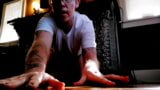 Weißes T-Shirt Masturbation ftm Solo-Clip snapshot 2