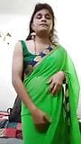 Indischer Transvestit Shreya in grünem Sari snapshot 2
