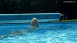 Schöne blonde Zazie Skymm schwimmt nackt snapshot 6