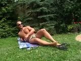 Ragazzo in forma scopa bbw in giardino snapshot 1