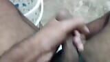 Stoute man masturbeert in de wasruimte van de buren Desi Indische Lund snapshot 8