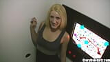 La belle Sunny Dae FL condamnée murdredrum suce et baise un pénis de glory hole ! Toutes les bites survivent. snapshot 1