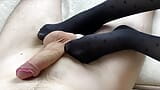 Fantastico footjob in collant di nylon nero snapshot 3