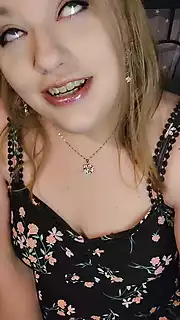 Seksi şişman kız transparan tayt ve elbise içinde tıraşlı ıslak ...