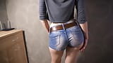 Sexy milf em shorts jeans apertados mostrando rabo de rabuda de fio dental branco snapshot 1