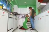 Schöne Stiefmutter und Junge in der Küche snapshot 3