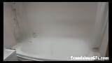 Lilu prend une douche dans la baignoire, POV snapshot 13