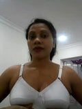 Milf dello Sri Lanka stuzzica snapshot 1