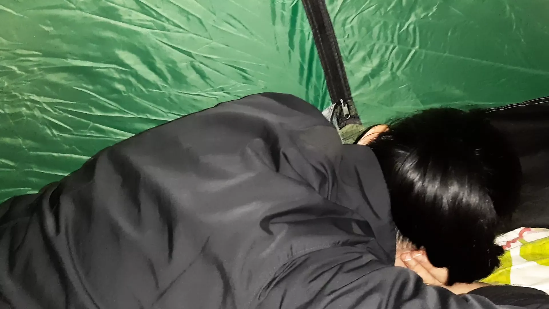 Seks berisiko di tenda dengan teman sekamar saya - permen lesbian