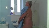 La abuela april se desnuda y se masturba con gusto su viejo coño snapshot 5