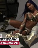 Wwe - Sasha Bank pozează cu noua etichetă cu centura de titlu a tramvaiului snapshot 3