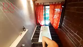 Intip. ibu rumah tangga mencuci di kamar mandi dengan sabun ...