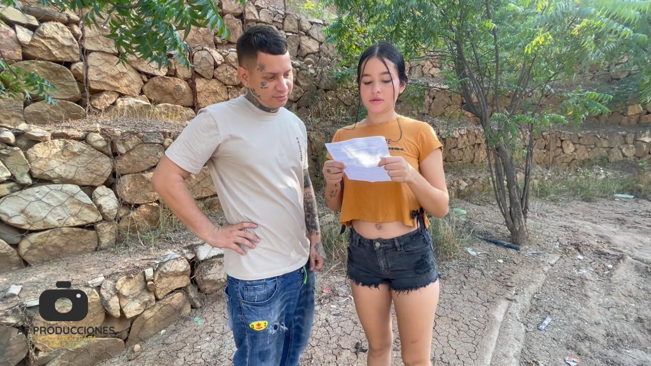 我操了一个不知名的拉丁女孩,她向我寻求帮助,我在我的公寓里狠狠地操她。