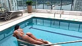 Cette jolie amie adore exhiber sa chatte dans la piscine snapshot 2