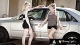 Mommy's girl - la milf caliente Christie Stevens recompensa a su hijastra después de pasar el día lavando autos snapshot 3