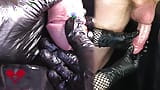 Nahes und detailliertes Schwanzsondieren in Latexhandschuhen. Sehr schöner Cumshot auf ihren Handschuhen. snapshot 2