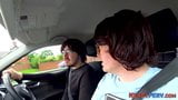 I ragazzi di Leeds sborrano sulla faccia elegante di Brit in punto di vista a tre snapshot 3