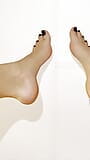 Bu sürtük güzel ayaklarıyla beni sıvazlıyor ve ayak parmaklarını boşaltıyor snapshot 9
