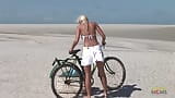 Vášnivé šukání na pláži s ohromující blondýnou s velkými prsy snapshot 2