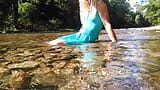 Sexy t-girl, das in bergfluss schwimmt und feuchtes teen-sommerkleid ... snapshot 5