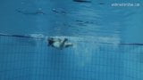 Jungfrau Muschi Umora Bajankina schwimmt unter Wasser snapshot 2