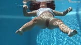 Ragazza grassa Puzan Bruhova piacere del nuoto snapshot 14