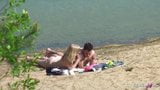 Réel, couple d'adolescents sur une plage allemande, baise avec un inconnu, voyeur snapshot 17