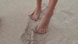 Footjob na plaży snapshot 4