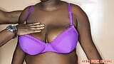 विशाल स्तनों वाली अफ्रीकी रंडी अपने बड़े स्तनों को चूसा और प्यार करती है। snapshot 1