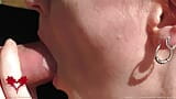 En solig avsugning i närbild med mycket sperma i älskarinnans mun. snapshot 6