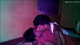 Indická vesnická žena v domácnosti líbá zadek snapshot 12
