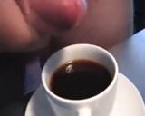 Bebendo um café com leite snapshot 4