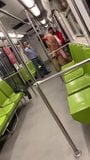 Când metroul este gol, profiți de ocazie ca să te vezi snapshot 2