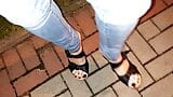 Crossdresser publicznie pokazuje swoje piękne stopy na koturach na wysokim obcasie snapshot 6