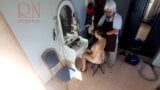 Cámara en barbería nudista. El peluquero hace que la señora se desnude y se corte el pelo. Peluquería, nudismo. 21 snapshot 15